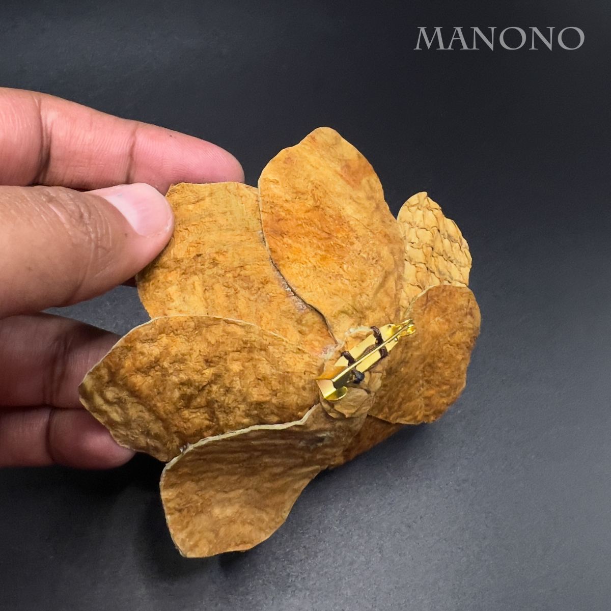 Tilapia Leather Flower brooch - Imagen 2